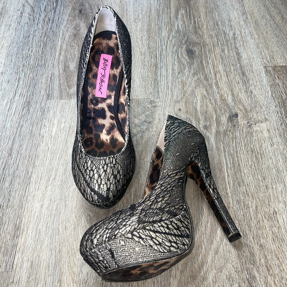 Betsey Johnson Black Lace Platform Heels Size 8 Medium